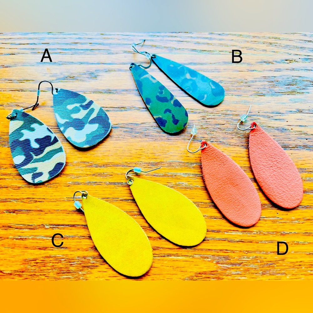 Medium leather earrings